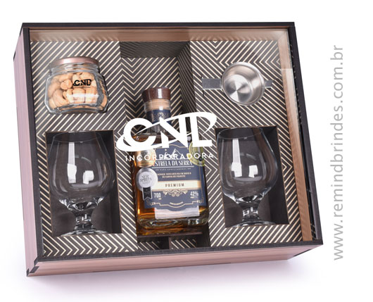 Kit Cachaça Personalizado com Garrafa, 2 Taças de Vidro, Pote de Petisco e Dosador