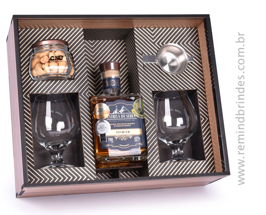 Kit Cachaça Personalizado com Garrafa, 2 Taças de Vidro, Pote de Petisco e Dosador