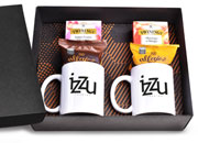 Brinde Kit Ch� - 2 Caixas de Ch� Twinings de Frutas Silvestres e Morango e Manga com 10 Sach�s, 2 Alfajores de Doce de Leite e 2 Canecas Brancas de 3