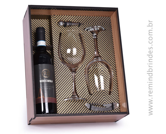 Kit Bebida - Vinho Italiano Nero D’Avola com 1 Saca-Rolhas, 1 Tampa e 2 Taças Premium em Caixa de Madeira